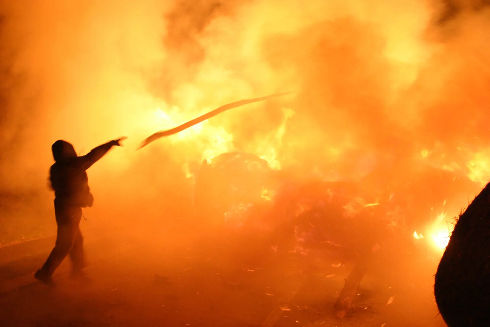 Bild på upplopp. Brand i bakgrunden.